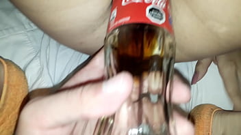 hermosa joven botella de Coca-Cola en la vagina